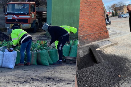 Sprawdziliśmy, jak trafia do nas "rządowy" węgiel z Kolumbii. "Zaoszczędzimy ok. 30 tys. zł" [WIDEO]