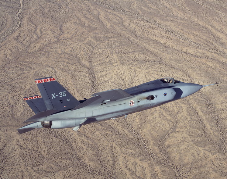 Demonstrator technologii X-35 w locie.