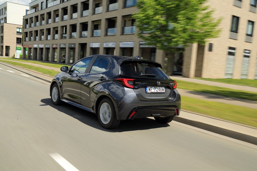 Mazda 2 Hybrid wykorzystuje benzynowy silnik o mocy 92 KM oraz elektryczny generujący 80 KM, natomiast łączna moc układu hybrydowego to 116 KM. To bliźniacza konstrukcja z napędem, jaki znajdziemy w Toyocie Yaris Hybrid.