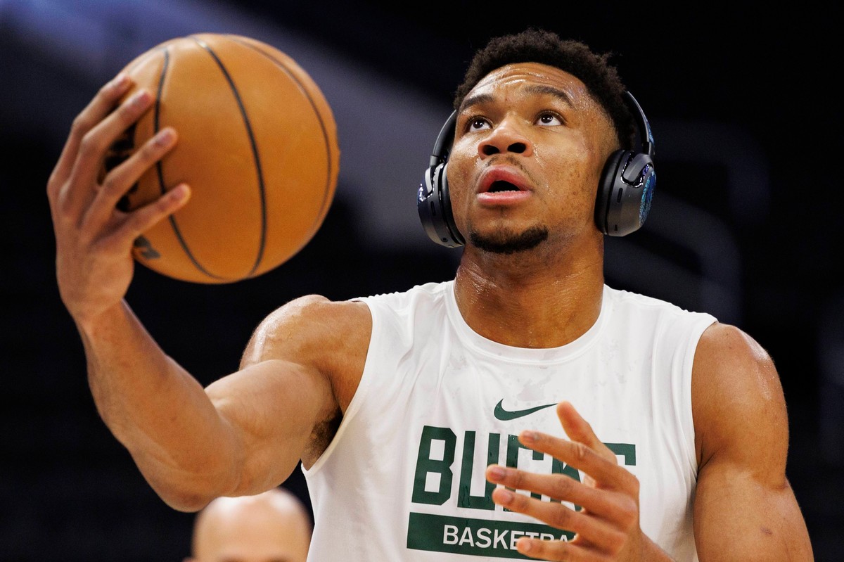 Mar 1, 2023; Milwaukee, Wisconsin, USA; Milwaukee Bucks forward Giannis Antetokounmpo (34) during warmups prior to the game against the Orlando Magic at Fiserv Forum. Mandatory Credit: Jeff Hanisch-USA TODAY Sports/Sipa USA nba koszykowka mezczyzn FOT.SIPAUSA/NEWSPIX.PL POLAND ONLY! --- Newspix.pl *** Local Caption *** www.newspix.pl mail us: zamowienia@newspix.pl --- Polish Picture Agency by Ringier Axel Springer Poland