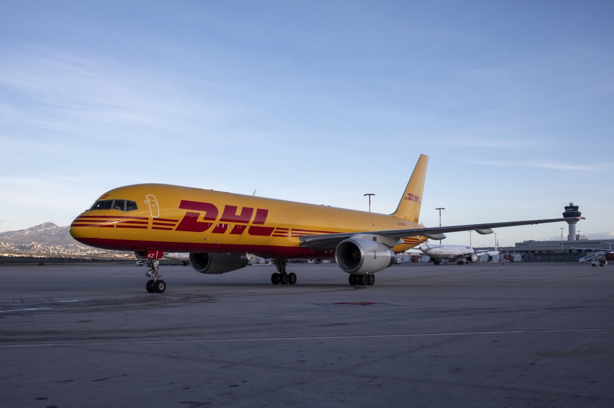 Samolot DHL na lotnisku w Atenach, Grecja. 29.12.2020
