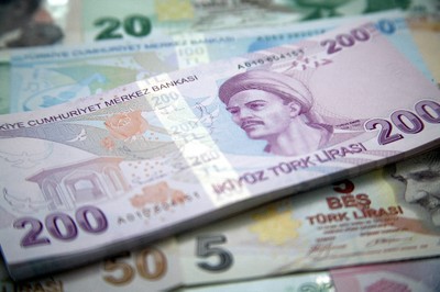 Turcja: państwowe banki walczą ze spadkiem wartości liry. Rynek zalała fala dolarów