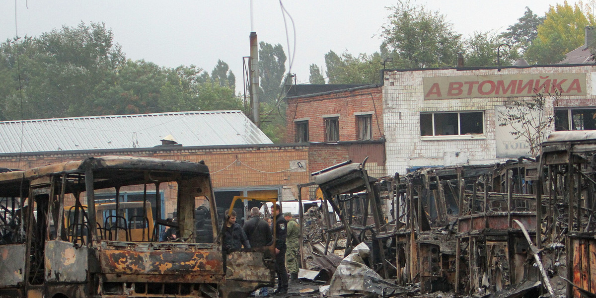 Spalone autobusy po rosyjskim ataku rakietowym na firmę transportową w Dnieprze.