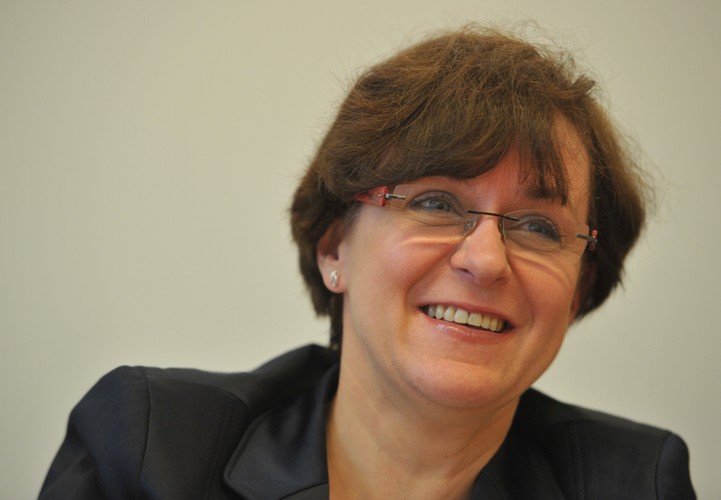 <b>Minister edukacji narodowej Joanna Kluzik-Rostkowska</b>
<br>
<br>
Skończyła dziennikarstwo na Wydziale Dziennikarstwa i Nauk Politycznych Uniwersytetu Warszawskiego i przez wiele lat pracowała w zawodzie, między innymi w 'Tygodniku Solidarność' (tam poznała Jarosława Kaczyńskiego), 'Expressie Wieczornym', 'Wprost' i 'Przyjaciółce'.
<br>
<br>
W 2004 roku wstąpiła do Prawa i Sprawiedliwości - wtedy zaczęła się jej polityczna kariera. Za rządów Kaczyńskiego była podsekretarzem stanu w MPiPS oraz w MRR.
<br>
<br>
W 2010 roku wystąpiła z PiS i wspólnie z kilkoma innymi byłymi politykami tej partii założyła ugrupowanie Polska Jest Najważniejsza. Już rok później przeszła do PO i z ramienia tej partii dostała się do Sejmu. Kilka tygodni temu weszła do rządu Tuska.