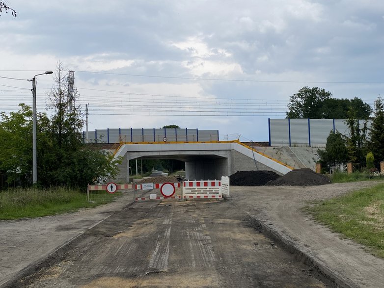 Nowa droga wzdłuż linii kolejowej w Zabrzegu i Ligocie - 6.06.2022 - autor: mp / czecho.pl; roba25