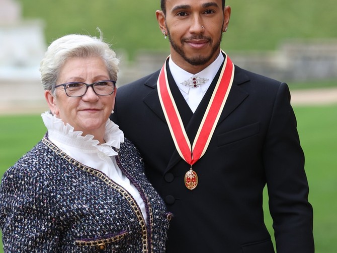 Luis Hamilton sa majkom