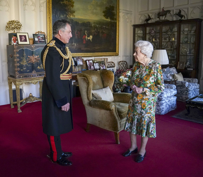 Elżbieta II na spotkaniu z sir Nickiem Carterem