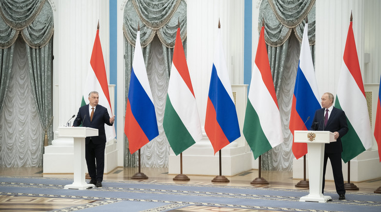 A Miniszterelnöki Sajtóiroda által közreadott képen Orbán Viktor kormányfő (b) és Vlagyimir Putyin orosz elnök sajtótájékoztatót tart tárgyalásuk után Moszkvában 2022. február 1-jén / Fotó: MTI/Miniszterelnöki Sajtóiroda/Benko Vivien Cher