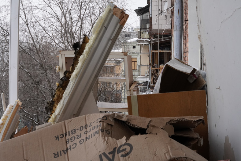Zniszczenia w bloku w Charkowie