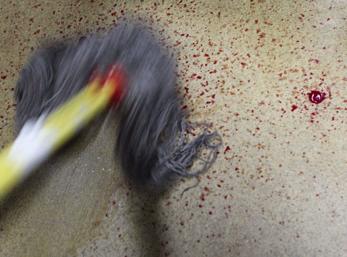 Ślady krwi na podłodze w szpitalu w Nairobi. W Kenii doszło do krwawych zamachów