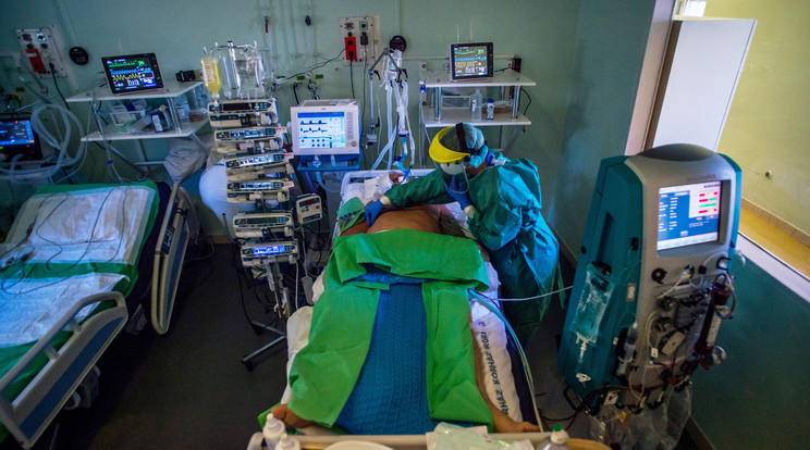 A Szent László Kórházban talpig védőfelszerelésben küzdenek az orvosok a betegekért /Fotó: MTI Balogh Zoltán 