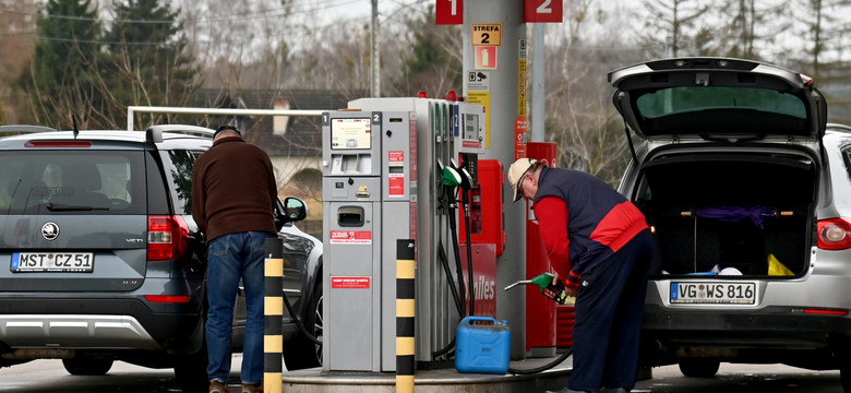 Klienci z Niemiec tankują na stacjach benzynowych w Polsce