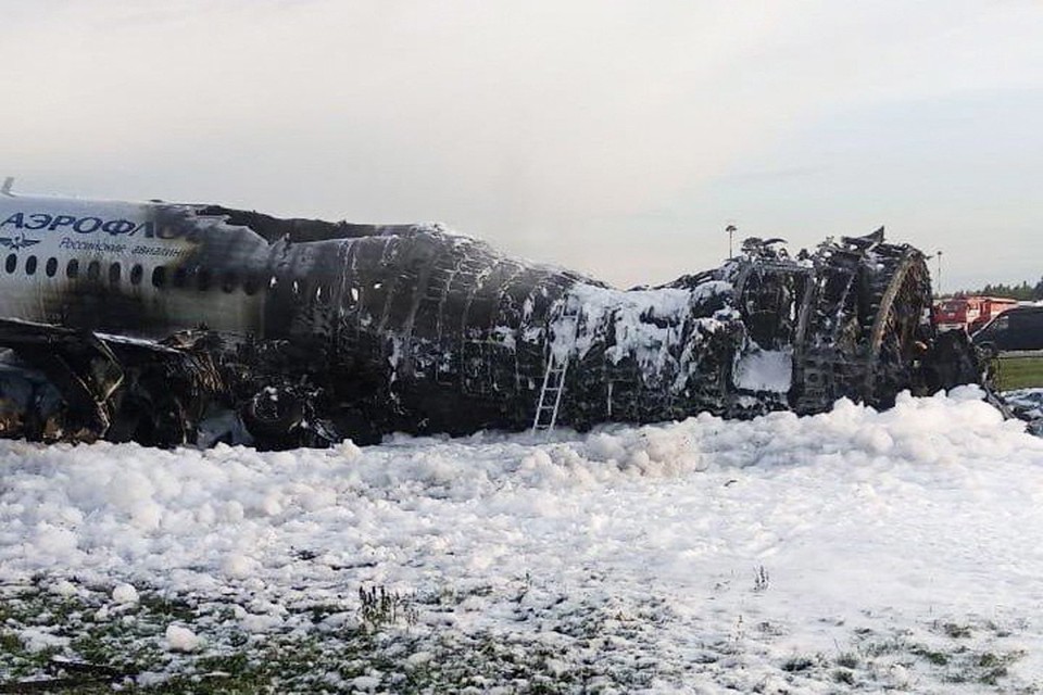 Wrak samolotu Suchoj Superjet 100 na płycie lotniska Szermetiewo