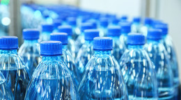 Zbadali, czy woda z plastikowych butelek jest zdrowa. Alarmujące wnioski