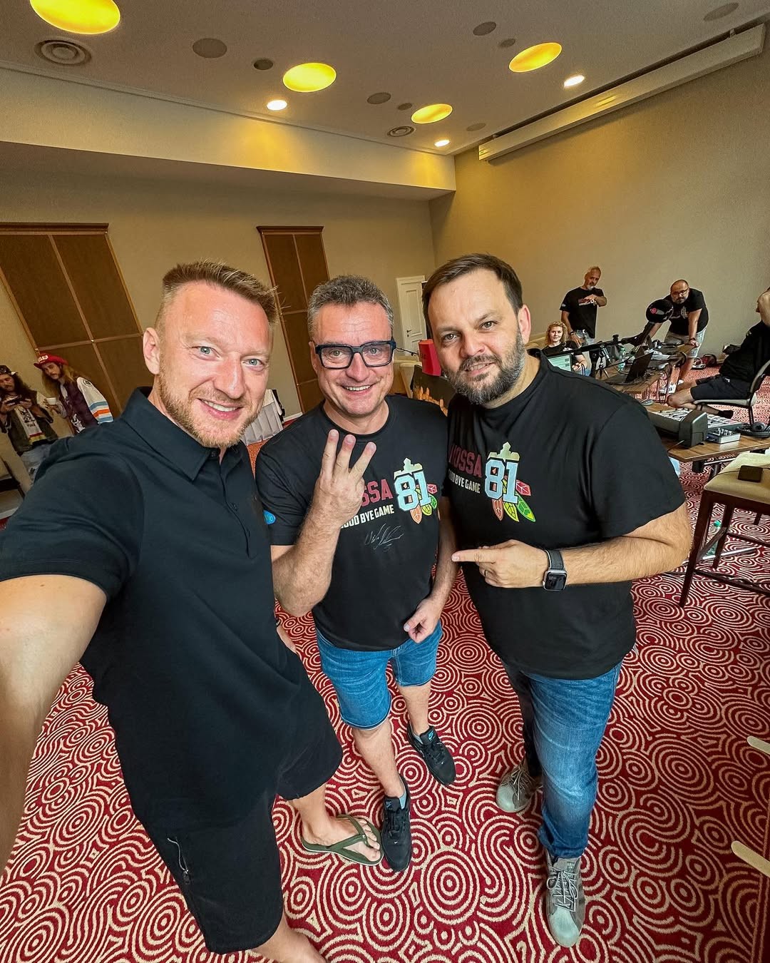 Moderátor Marcel Forgáč s exhokejistom Mariánom Hossom a kolegom Juniorom.