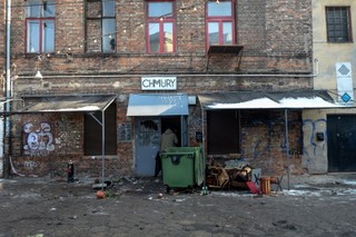 Atak na Chmury w Warszawie: Obrzucili kamieniami i butelkami klub, gdzie bawili się holenderscy kibice