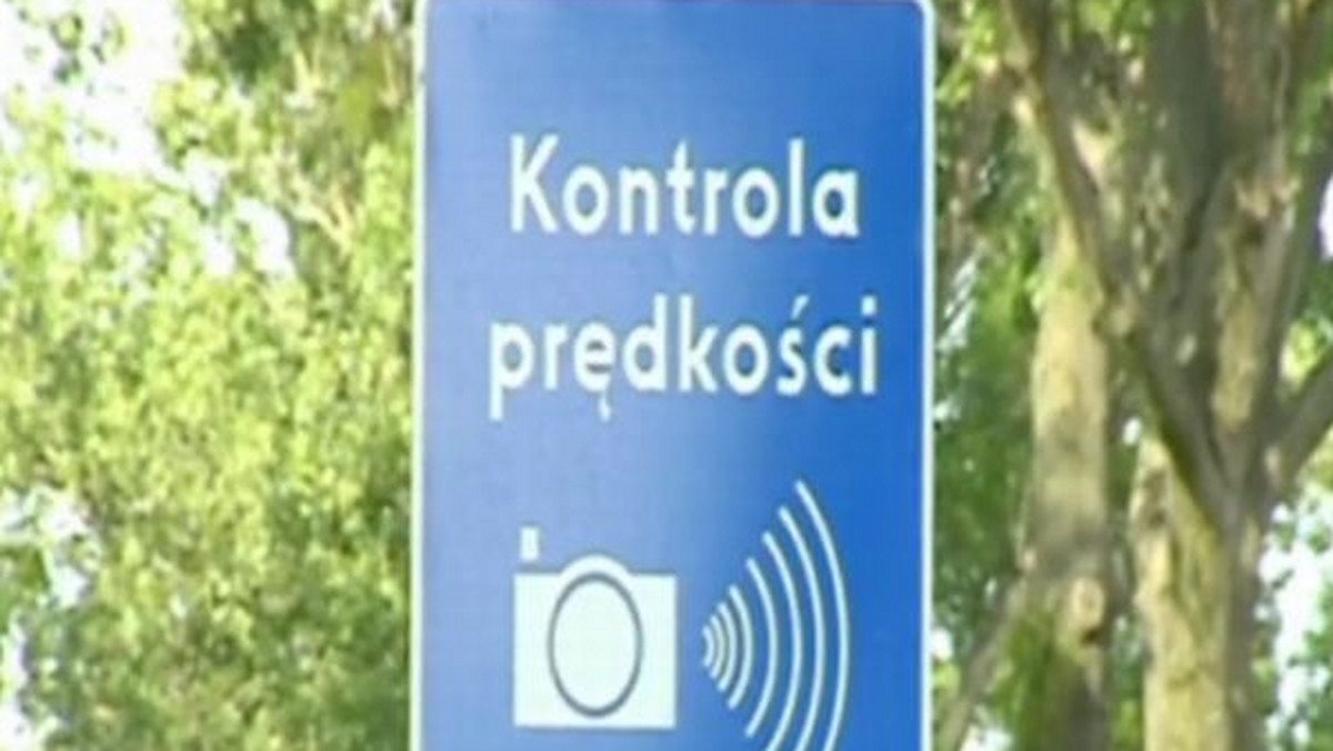 Ponad 50 mandatów dziennie – taką średnią zanotowały nowe fotoradary straży miejskiej, które od tygodnia ustawiane są w alei KEN w Warszawie. Rekordzista jechał 117 km/h przy ograniczeniu do 50 km/h. Straż miejska zamierza objąć kontrolami kolejne odcinki tej arterii.