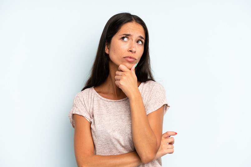 Kobieta zastanawia się nad odpowiedziami w quizie