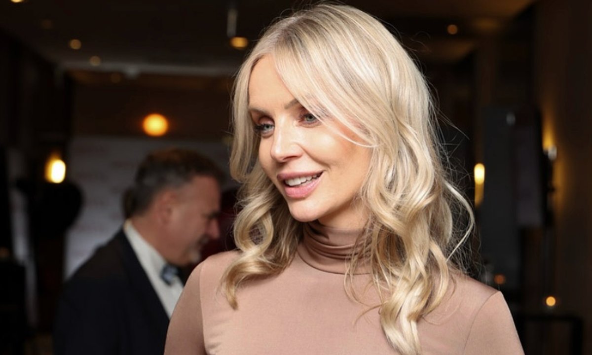 Agnieszka Woźniak-Starak otuliła się modnym golfem. To ideał na zimę