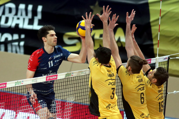 Siatkarze drużyny PGE Skra Bełchatów Taylor Sander (2L), Karol Kłos (2P) i Grzegorz Łomacz (P) oraz Aleksander Śliwka (L) z zespołu Grupa Azoty ZAKSA Kędzierzyn-Koźle podczas drugiego meczu półfinałowego fazy play off Ekstraklasy, w hali "Energia"