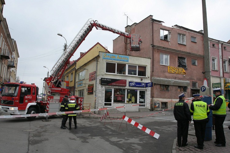 Na miejscu pracuje sześć jednostek straży pożarnej