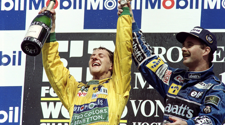 Michael Schumacher (balra) a pódiumon a szintén 
legendás Nigel Mansellel – elképesztő sikereket 
aratott /Fotó: AFP