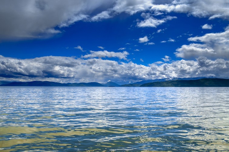 <strong>Jezioro Prespa</strong>
<br></br>
Historyczny region Prespa współcześnie podzielony jest między Grecję, Albanię i Macedonię. Nazwę tą noszą dwa jeziora Prespa, które stanowią centralny punkt regionu. Największymi miastami są Ochryda i Resen.
<br></br>
W starożytności przez region przebiegała rzymska Via Egnatia, zbudowana pomiędzy 146 a 120 rokiem p.n.e. i łącząca Dyrrachium na wybrzeżu Adriatyku z Egnatią i Bizancjum.
<br></br>