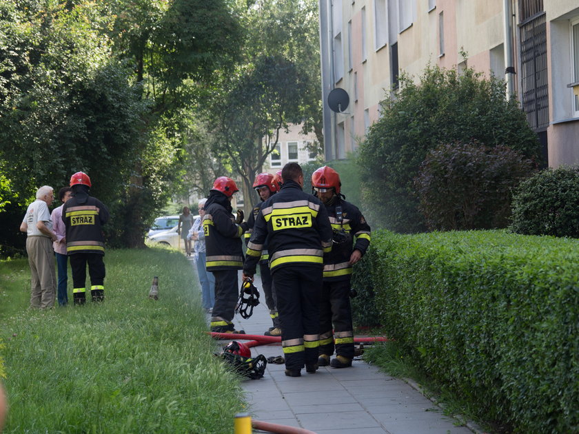 Pożar przy Krzemienieckiej w Łodzi. Ogień wybuchł w piwnicy