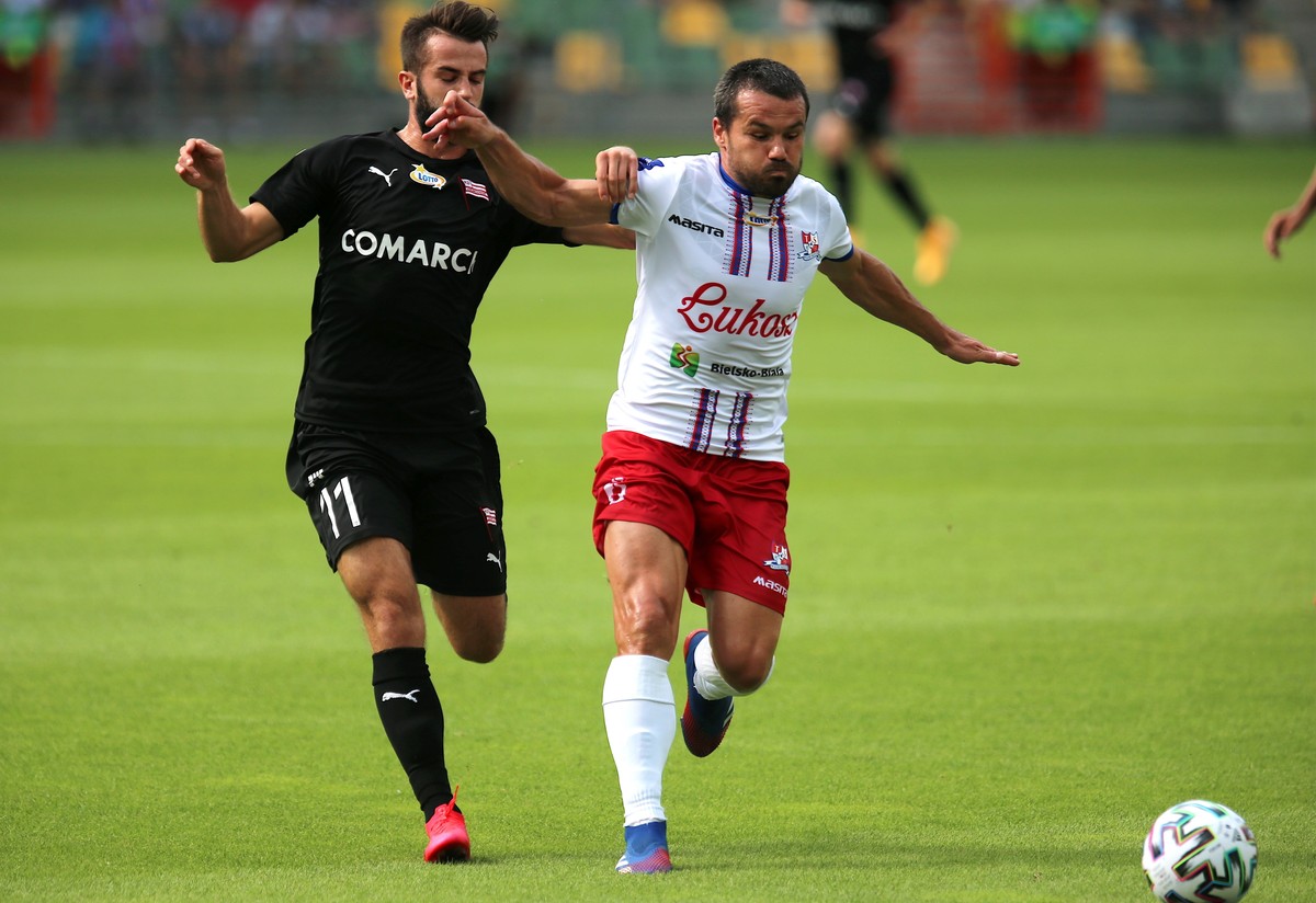 Piłkarz Podbeskidzia Bielsko-Biała Tomasz Nowak (P) i Mateusz Wdowiak (L) z Cracovii podczas meczu Ekstraklasy