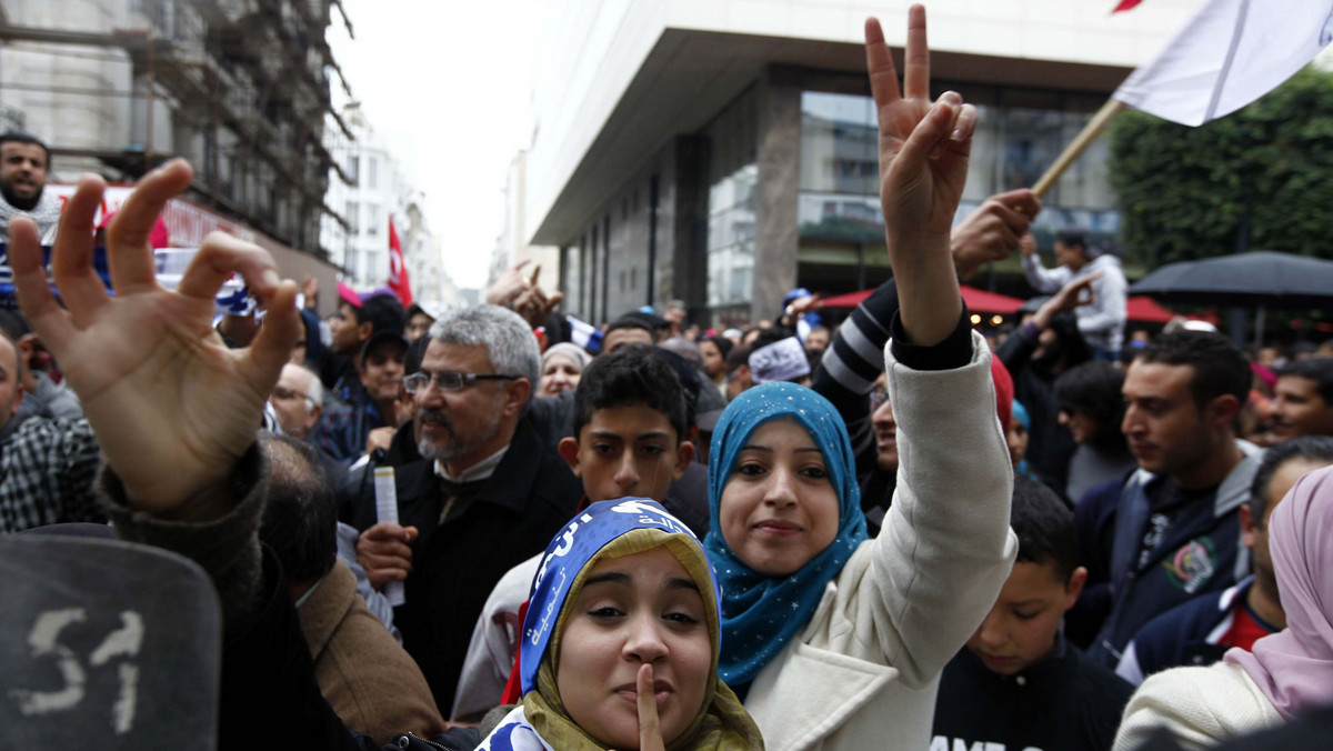Tysiące mieszkańców Tunisu protestowały w poniedziałek przeciwko kierowanemu przez islamistów rządowi. Do demonstracji doszło w dwa lata od obalenia prezydenta Zina el-Abidina Ben Alego i zapoczątkowania arabskiej wiosny w innych krajach regionu.