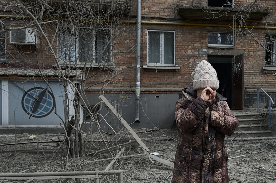 Mieszkanka Kijowa w pobliżu miejsca ostrzelanego przez wojska rosyjskie, 25 marca 2024 r.