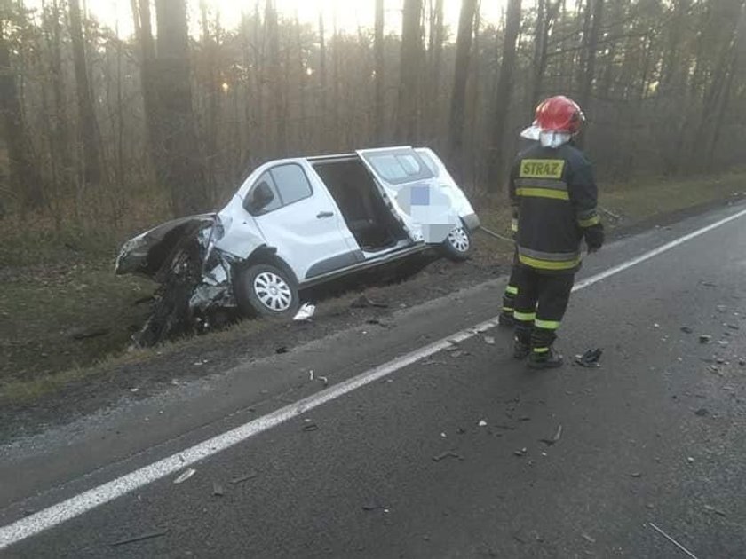 Wypadek na DK nr 74. Trzy zmiażdżone auta, siedem osób rannych