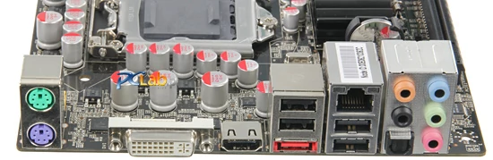 Na panelu wejścia-wyjścia znalazły się między innymi dwa złącza PS/2 i tylko cztery USB 2.0