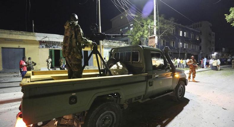 Somali government soldiers arrive at the scene of an explosion at the gate of Wehliya hotel in Somalia's capital Mogadishu, July 10, 2015. REUTERS/Feisal Omar