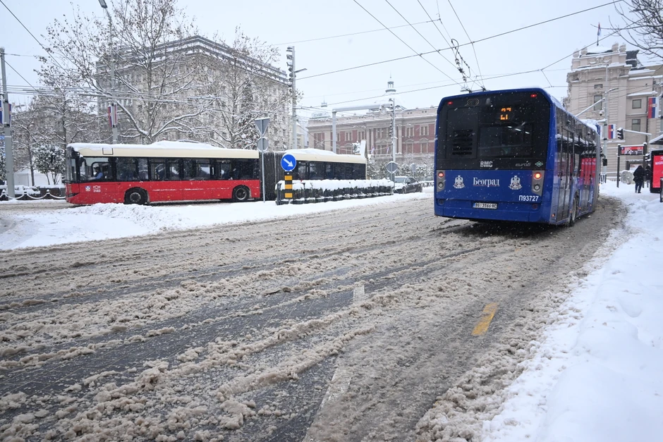 Skrećite polako i bez naglih pokreta.