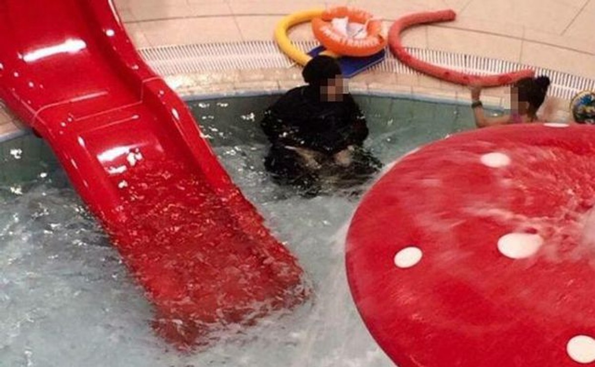 Kobieta w burkini w Parku Wodnym w Koszalinie