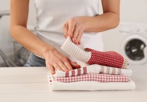 Trik naših baka uklanja masne fleke sa kuhinjskih krpa i vraća im belinu