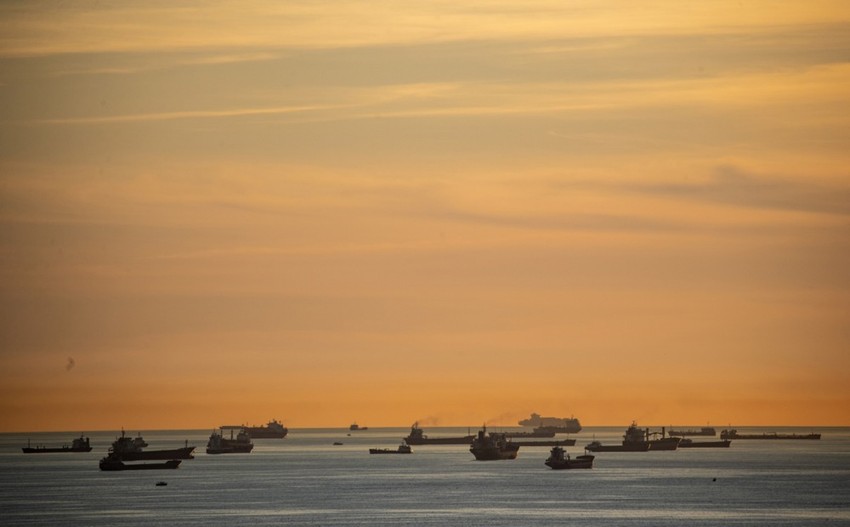 Teretni brodovi čekaju na prolaz kroz Bosfor u Istanbulu 25. februara 2020.