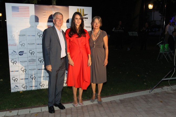 Tamara u društvu ambasadora i njegove supruge Nevenke