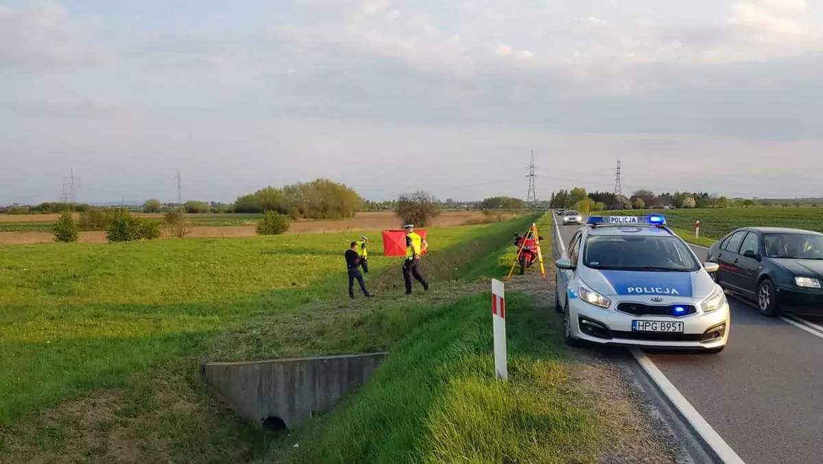 W Radłowie zginął 37-letni motocyklista. Mężczyzna na łuku drogi wypadł z jezdni i wjechał do rowu melioracyjnego