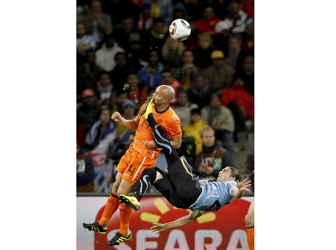 Fotoreporter agencji Reuters Mike Hutchings zajął pierwsze miejsce w kategorii 'pojedyncze zdjęcie sportowe'. Fotografia została wykonana podczas półfinału mundialu w RPA - Urugwajczyk Martin Caceres kopie w twarz Holendra Demy de Zeeuwa