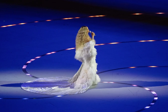 Spektakularna kreacija bila je u skladu sa Marajinim nastupom na otvaranju ZOI u Italiji