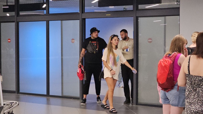 Aleksandra Nikolić i Filip Car na aerodromu