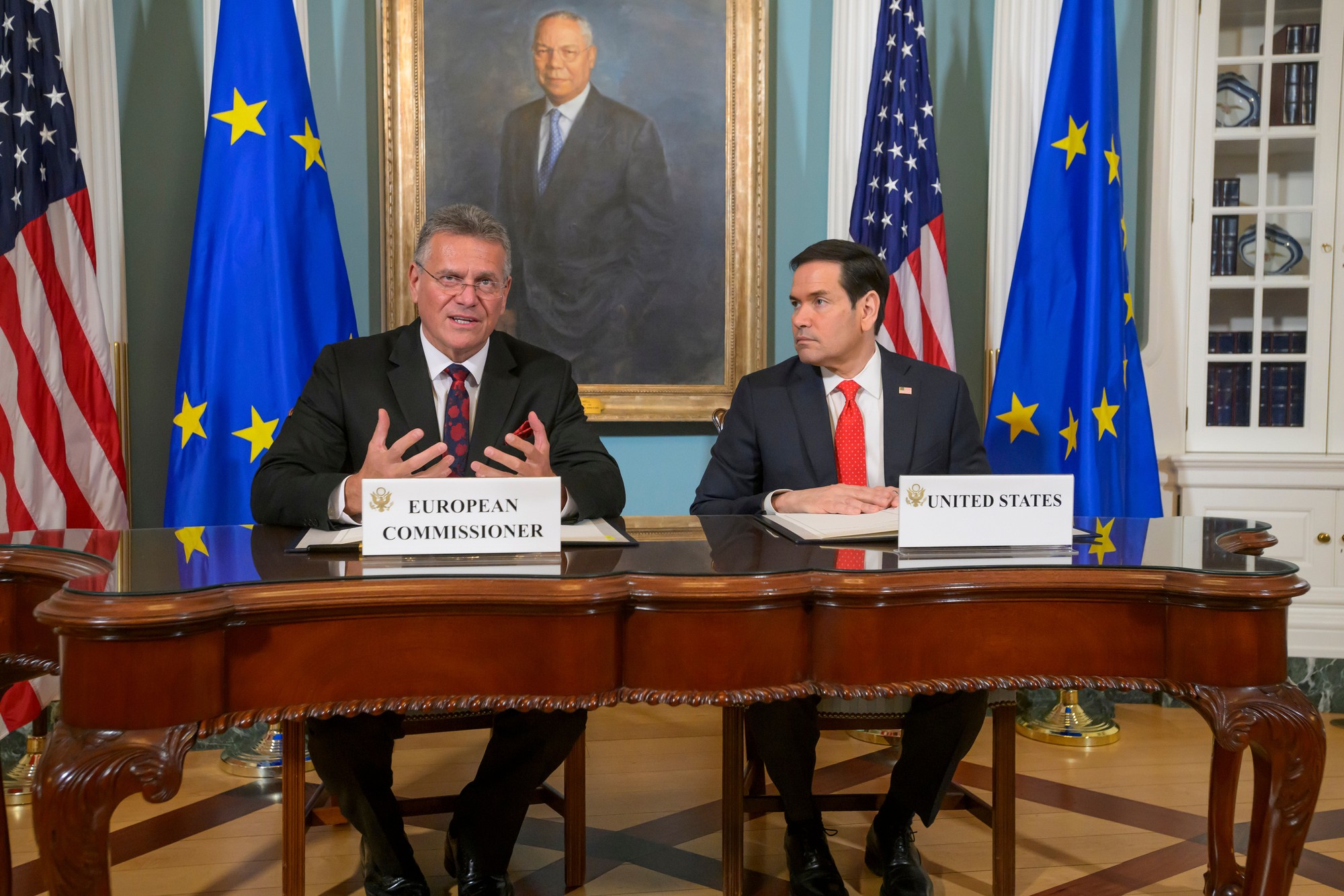 Americký minister zahraničných vecí Marco Rubio (vpravo) a eurokomisár pre obchod a ekonomickú bezpečnosť Maroš Šefčovič. 