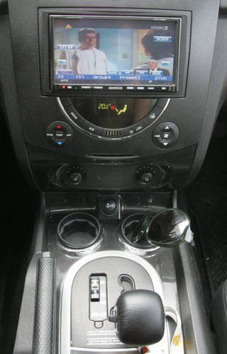 Zestaw multimedialny z dotykowym ekranem (nawigacja, DVD i tuner telewizyjny). Pięciobiegowy automat to fajna sprawa