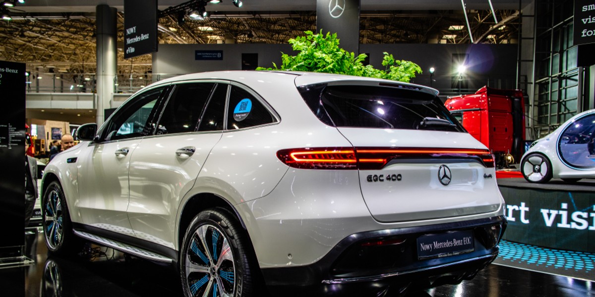 Mercedes EQC to elektryczny SUV. Jego maksymalny zasięg to około 450 km