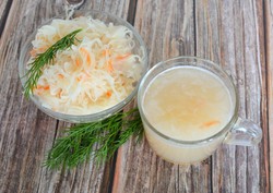 Domowa kiszona kapusta to smak nie do podrobienia. Przepis od Ewy Wachowicz