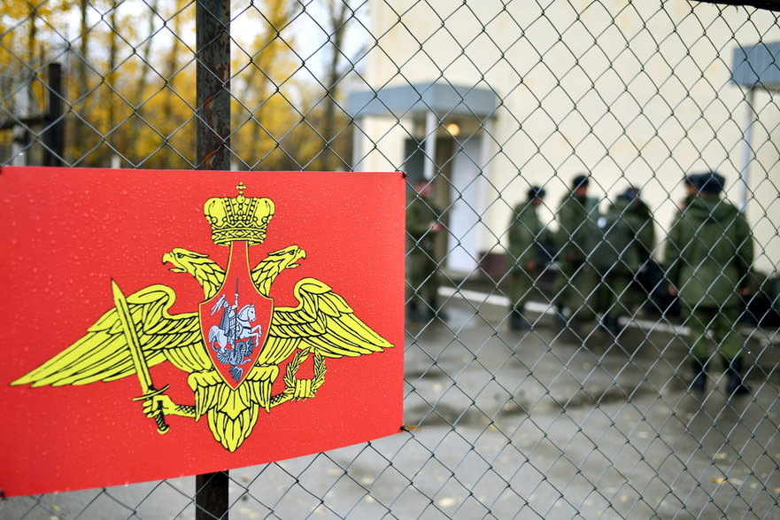 Rosyjska flaga na ogrodzeniu ośrodka, w którym prowadzone są szkolenia dla żołnierzy. Rostów. 2022 r.