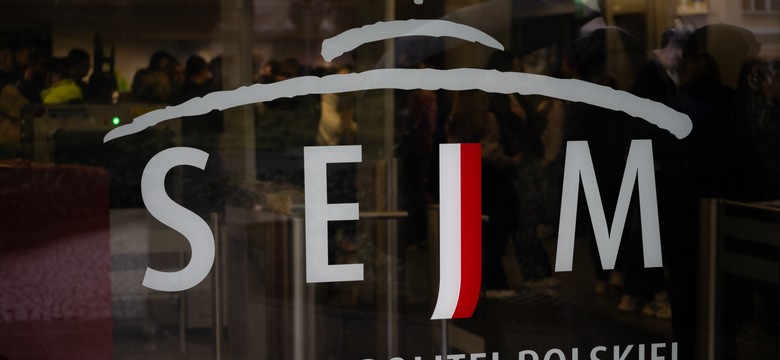 Nowy sondaż wyborczy: KO wygrywa, ale bez większości w Sejmie. Grozi polityczny pat?