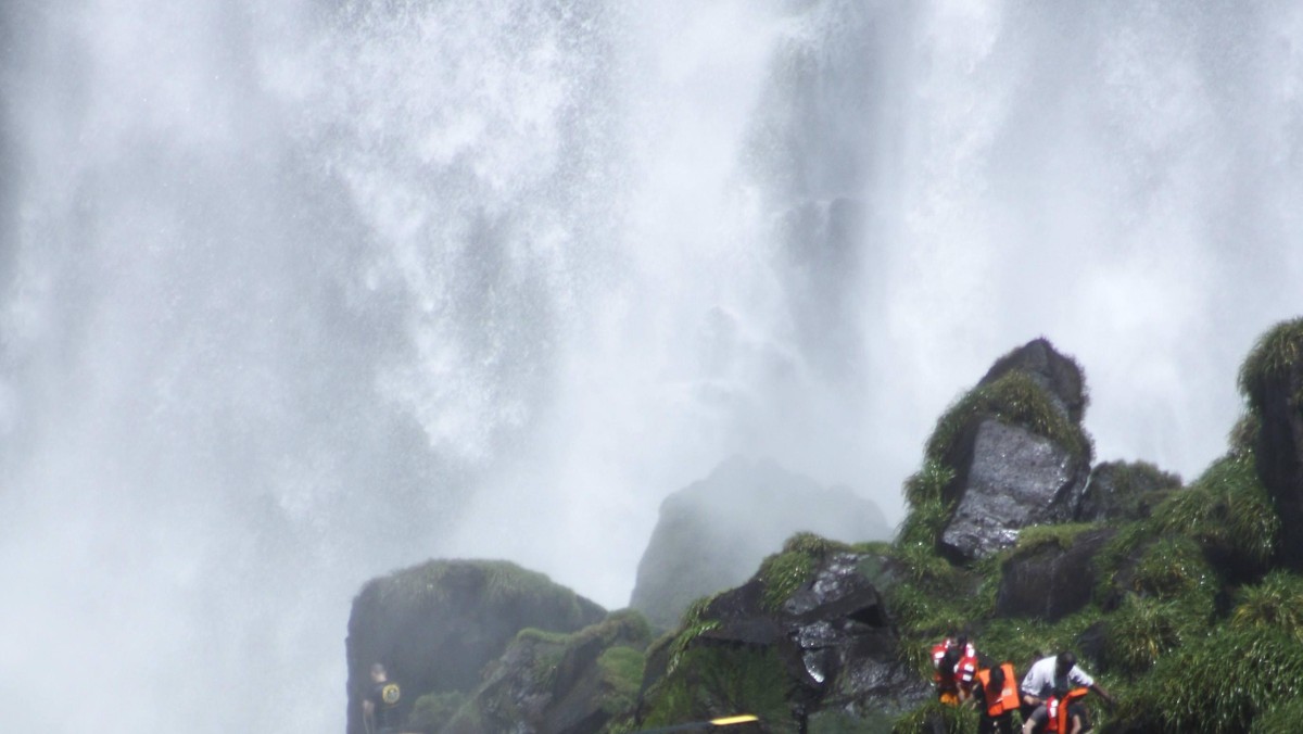 Dwaj amerykańscy turyści zginęli wczoraj w wypadku pod wodospadami Iguazu na północy Argentyny, w pobliżu granicy z Brazylią. Poinformował o tym agencję dpa rzecznik miejscowej policji wodnej.